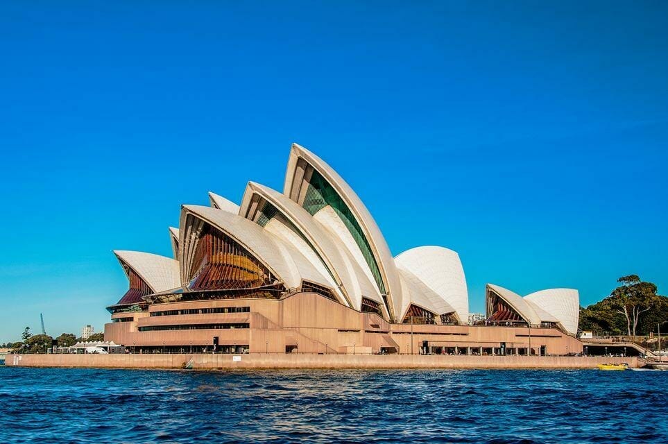sydney-opera-house-near-beautiful-sea-clear-blue-sky https://economia.wiki/paises/australia-la-ex-colonia-que-hoy-es-potencia-mundial/