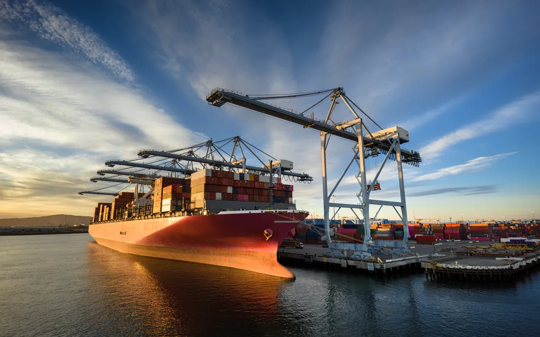 Barco portacontenedores en un puerto