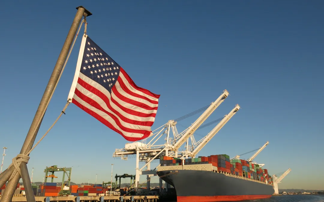 Bandera de Estados Unidos en un puerto de contenedores